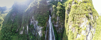 大自然高山流水瀑布航拍全景图