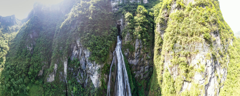 大自然高山流水瀑布航拍全景图