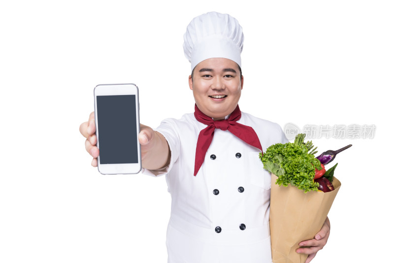 肥胖的厨师拿着手机抱着一包蔬菜