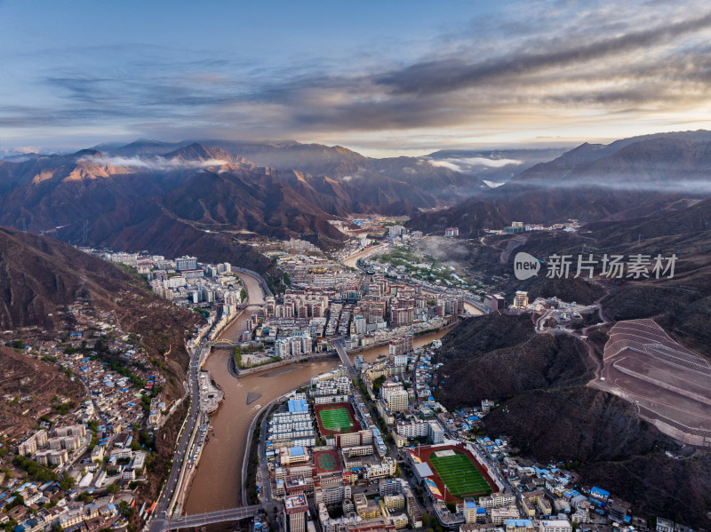 中国西藏昌都高原城市全景航拍高山与河流