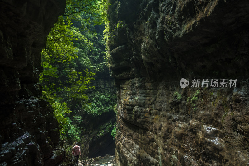 范店一线天峡谷溪谷小桥意境