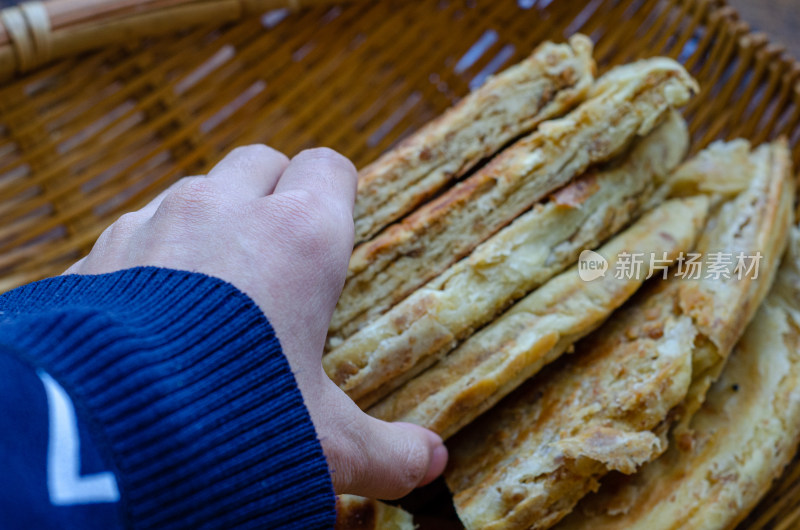 手里拿起一个酥油饼