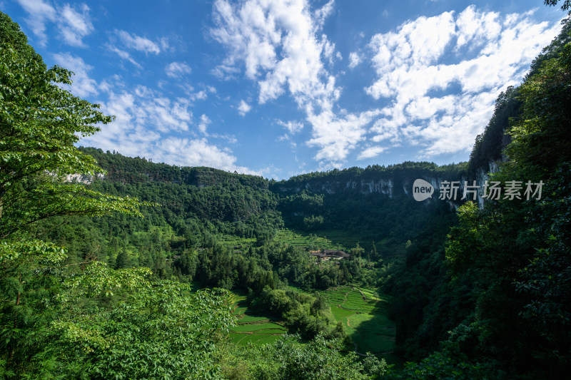 翠绿山峦与村舍