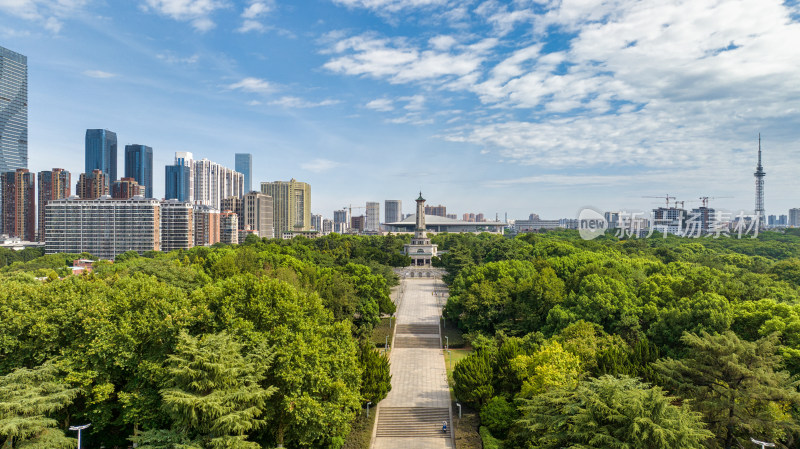 湖南长沙开福区烈士公园和城市天际线