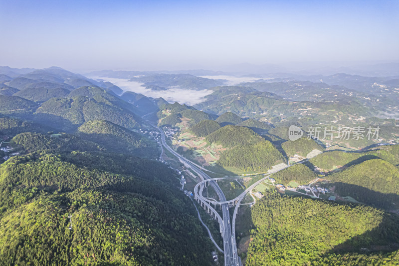 震撼国家基建山区高速公路建设大景摄影配图