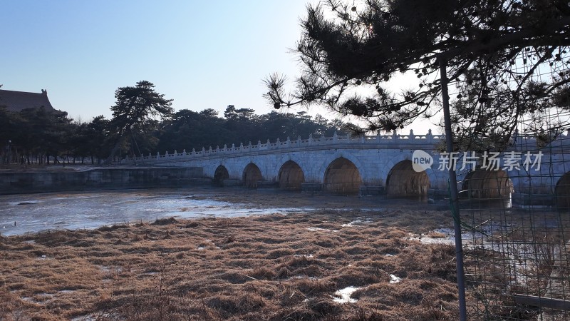 清西陵石桥横跨水面周围草木萧疏的景象