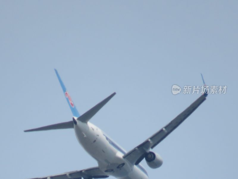 天空中飞行的民航客机