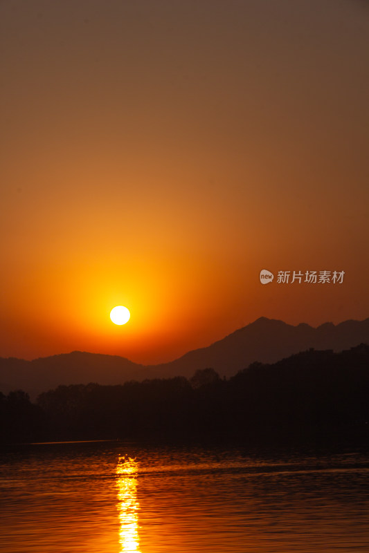 杭州西湖山水间壮丽的日落景观