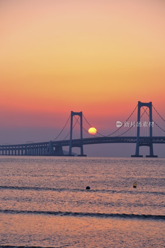 大连星海公园跨海大桥的日出