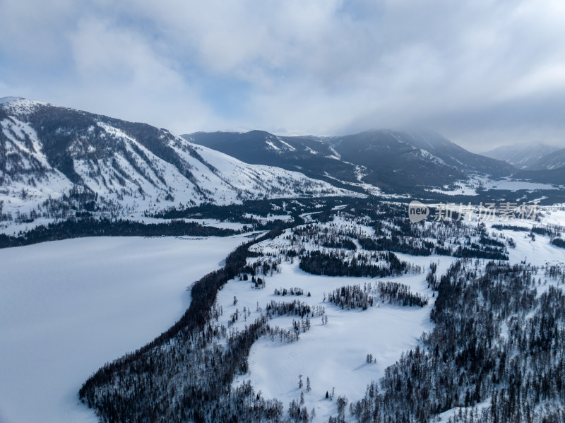 新疆喀纳斯雪景神仙湾冰河晨雾雪山森林雾凇