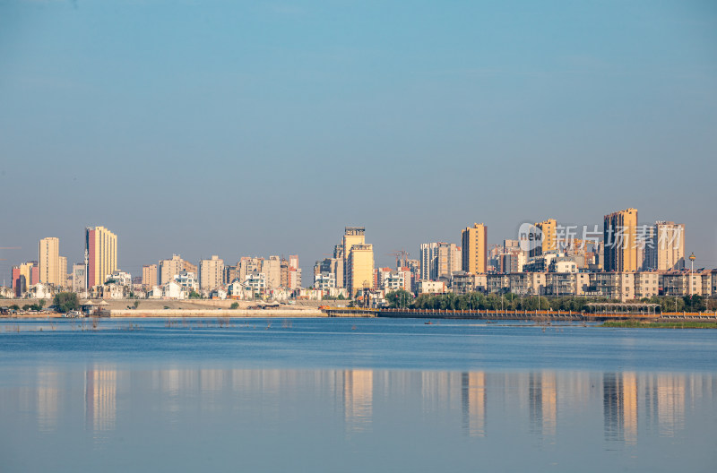 山东济宁邹城孟子湖城市建筑倒影景观