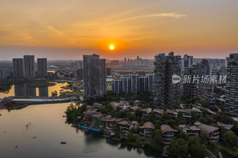 成都富人区麓湖的日落航拍风光全景图