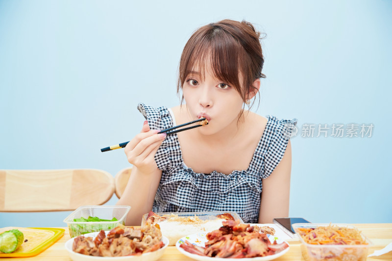 在餐桌前吃午餐的亚洲少女