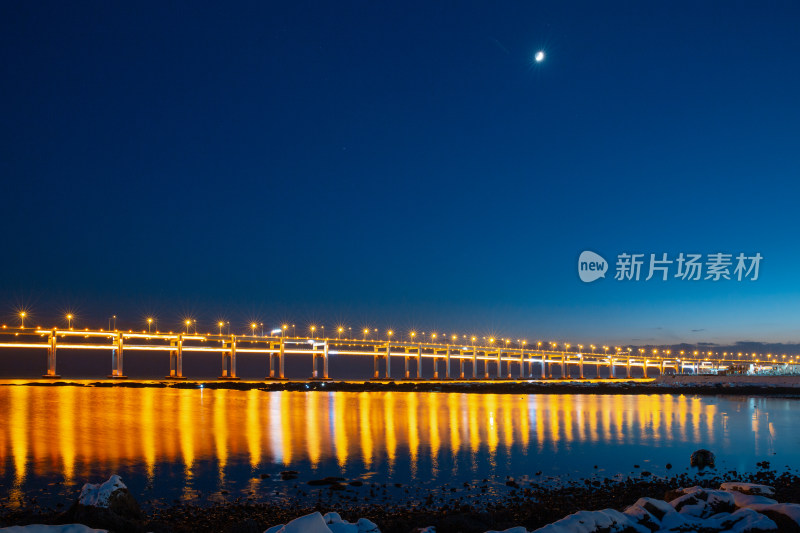 冬季月光下黑石礁公园跨海大桥夜景