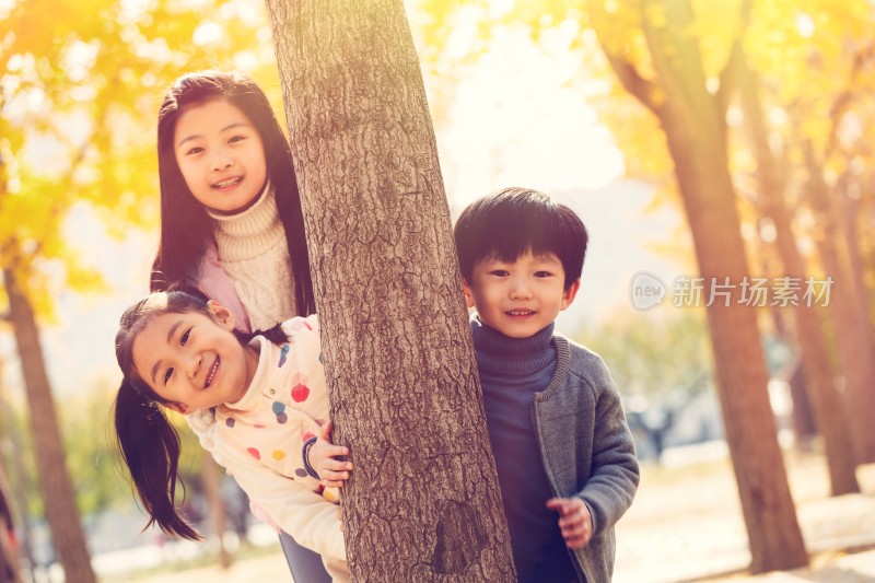 欢乐的男孩女孩在户外玩耍