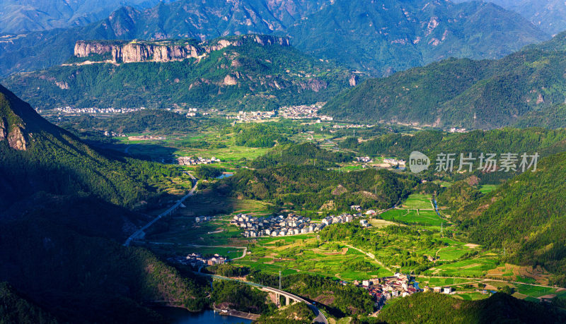 山间村落的壮丽景色