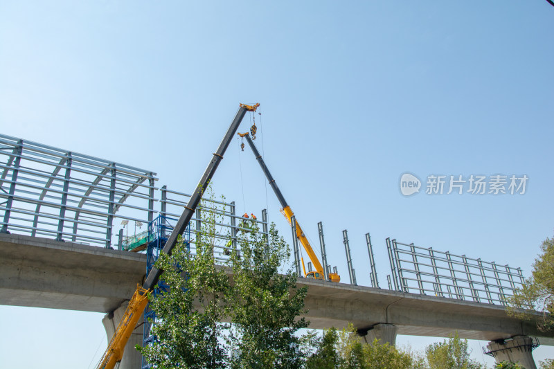 铁路立交桥正在城市中开工建设