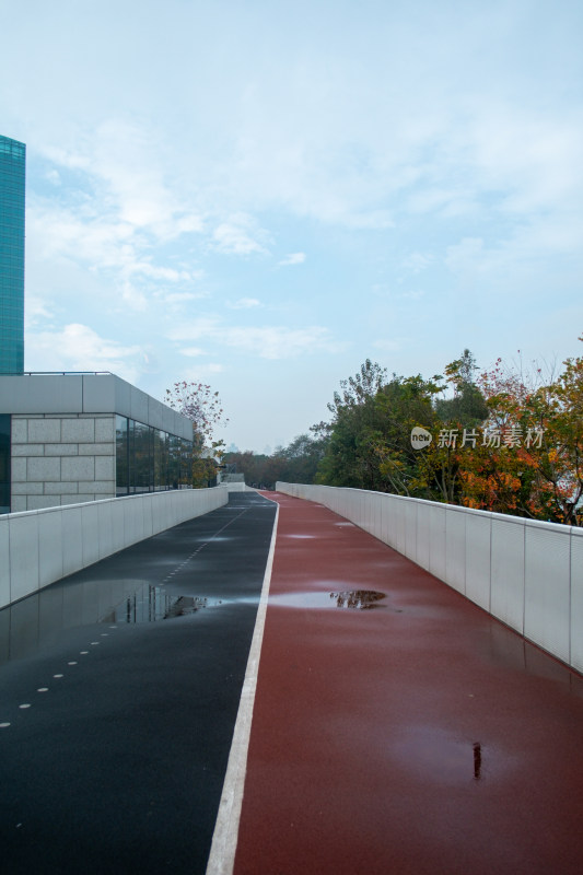 红黑双色道路的户外景象