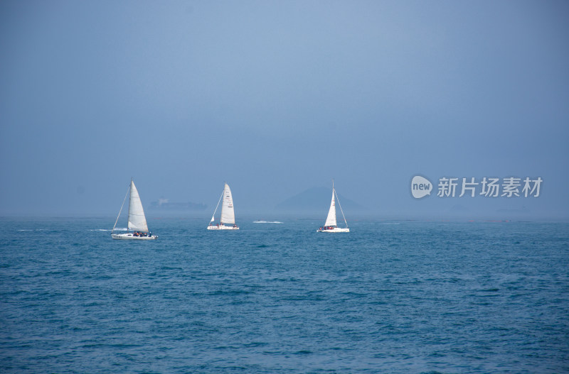 山东青岛大海上航行的帆船