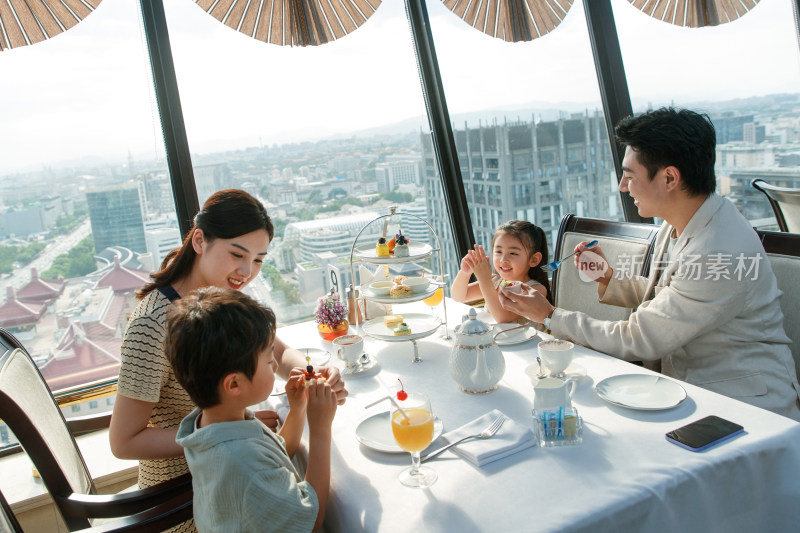 一家四口在餐厅用餐