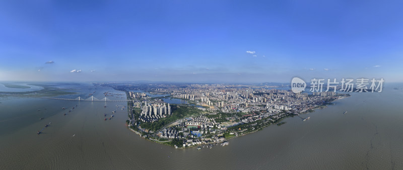 岳阳城区与洞庭湖全景