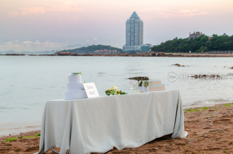 青岛太平角公园的海景，海边沙滩上的桌子