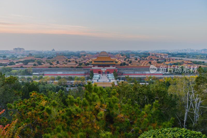 立冬北京景山俯瞰故宫博物院日出全景