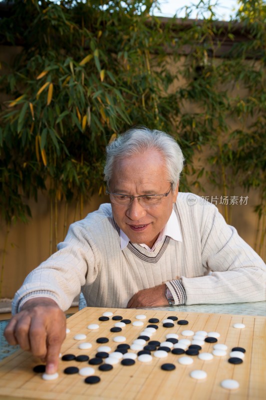 父子在院子里下棋