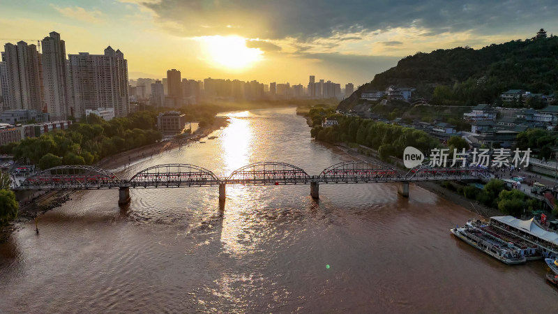 夕阳下的黄河第一桥中山桥航拍图