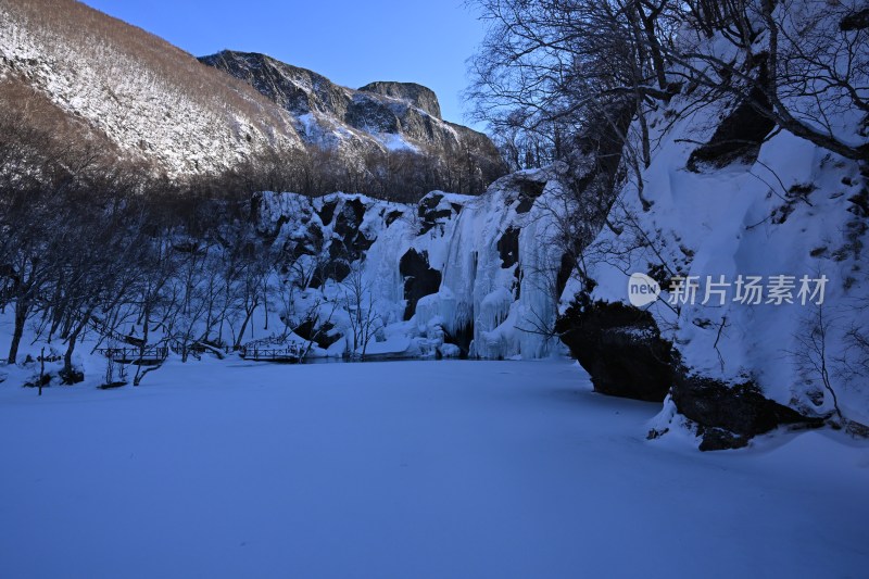 冰雪覆盖的山间瀑布美景