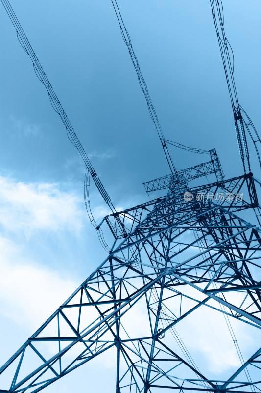 仰视高压输电塔