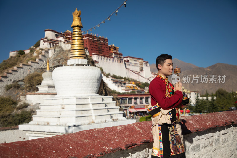 中国拉萨布达拉宫前的少数民族藏族男人