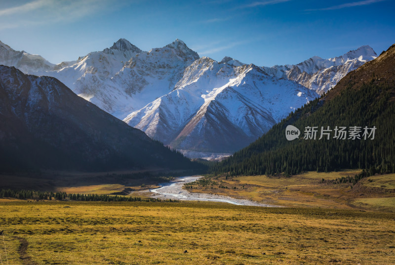 雪山河谷自然风景