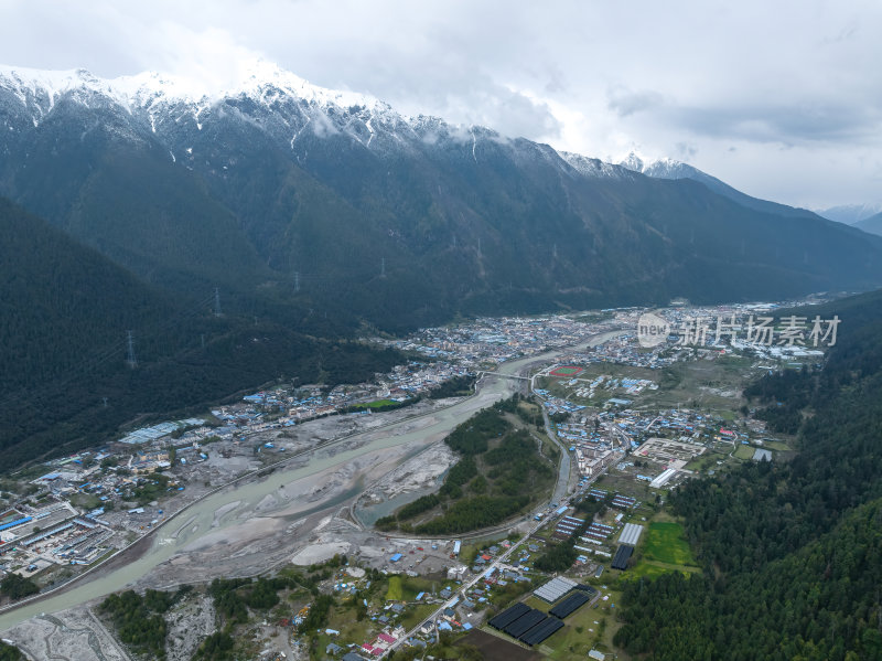 西藏林芝地区波密县城高空航拍