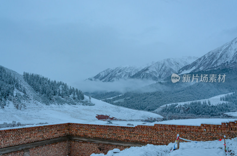 青海海北藏族自治州祁连卓尔山乡村雪景