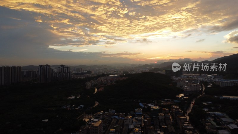 广东东莞：黄昏天空出现壮观的火烧云现象