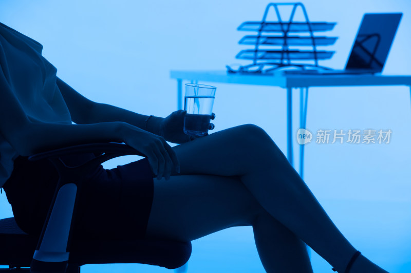 坐着的青年女人拿着水杯