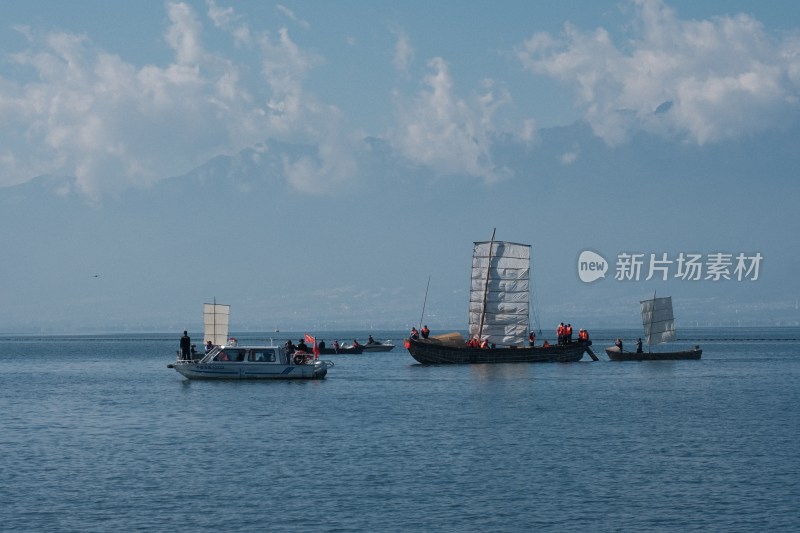 大理开海节湖上渔民驾木船作业场景