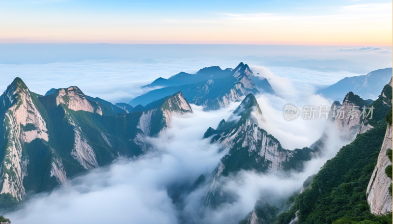 云雾缭绕的壮丽华山山景