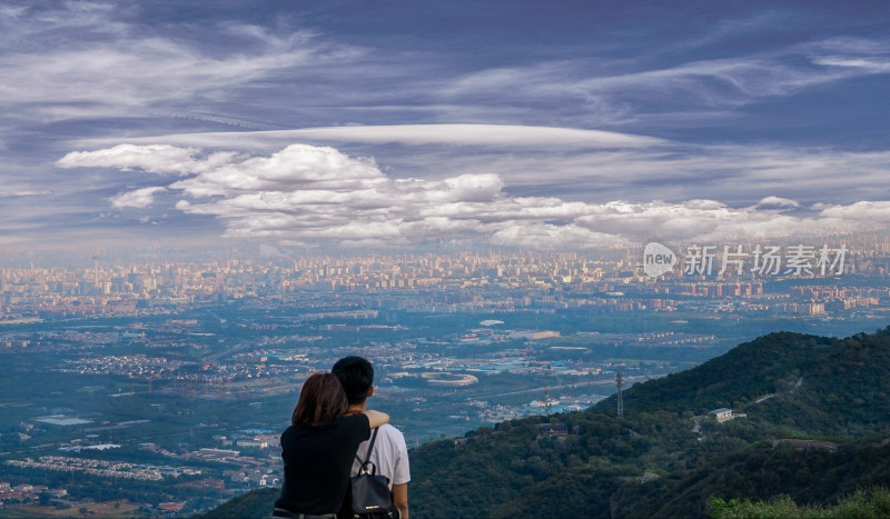 情侣山顶俯瞰城市风景