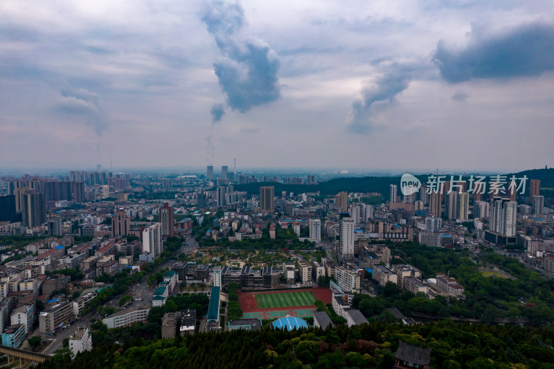 湖北荆门城市大景蓝天白云航拍图