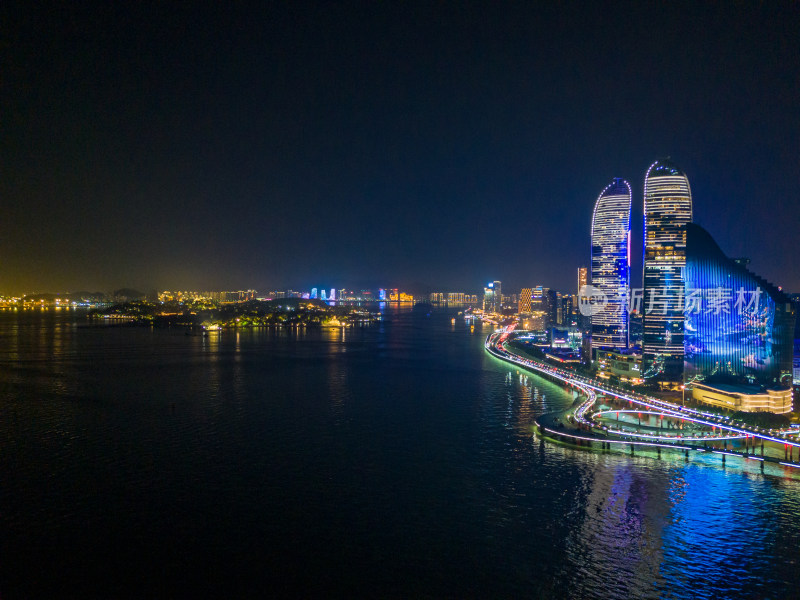 福建厦门鼓浪屿双子塔夜景航拍图