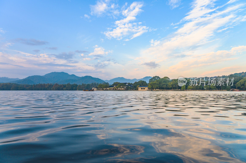 立冬杭州西湖日出朝霞水面倒影