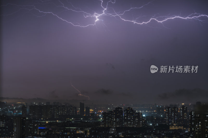 城市夜空闪电划破天际震撼景象