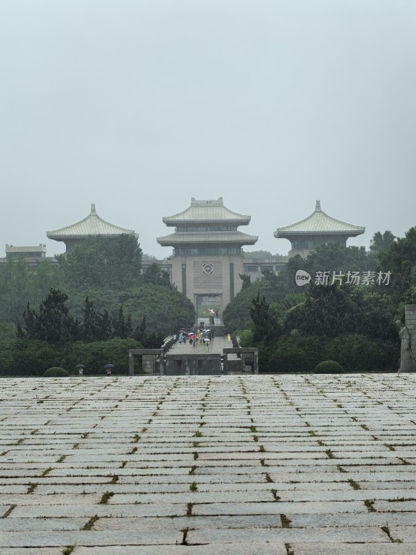 雨花台：雨中的古建筑群景象