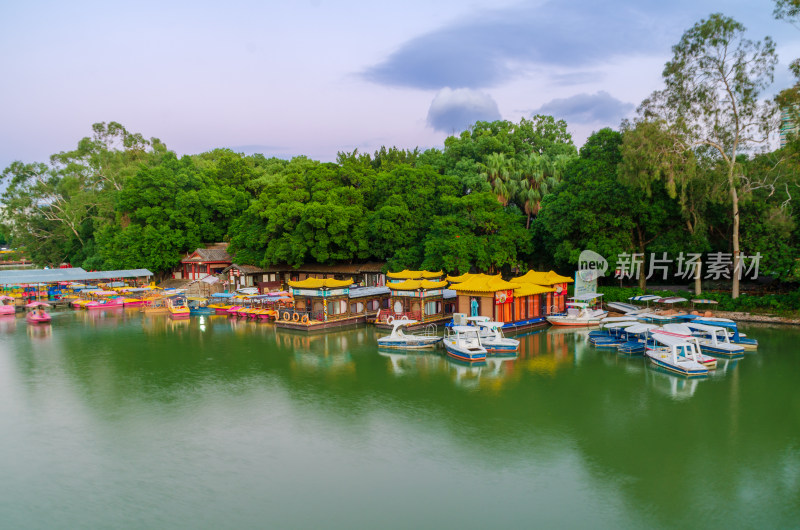福建省福州西湖公园的绿水游船