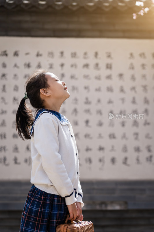 春天在北京爨底下村游玩踏青的中国女孩