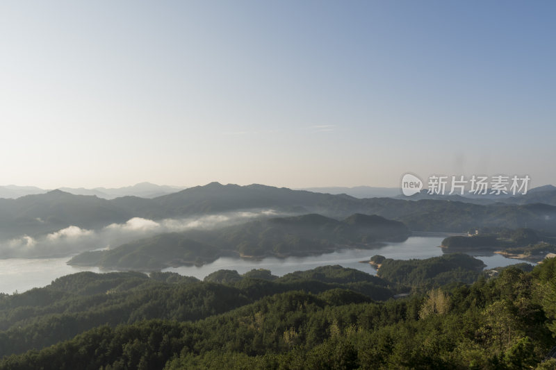 山间云雾缭绕的壮美自然风光全景