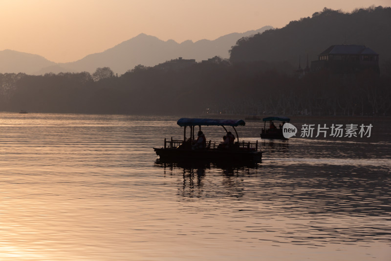 西湖湖面上的小船与远处宝石山的宝俶塔