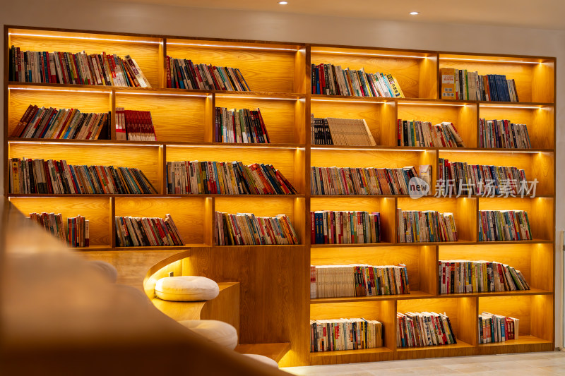 室内木质书架与书籍展示